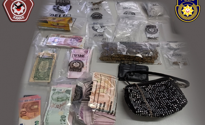 Polis bir araçta yaptığı aramada uyuşturucu ve nakit para ele geçirdi