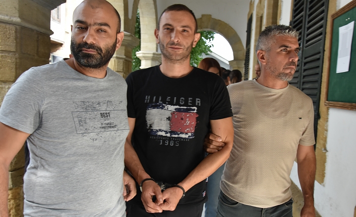 Polis camı kırdı arabayı aradı