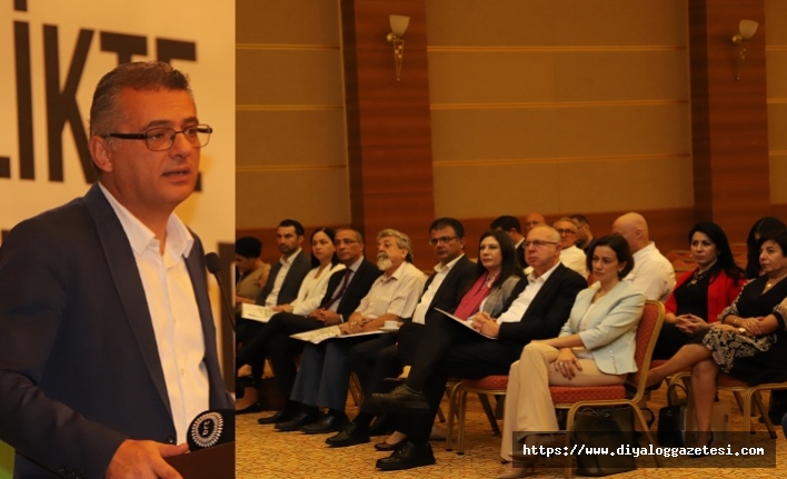 ‘Uygarlıktan uzaklaşıyoruz’