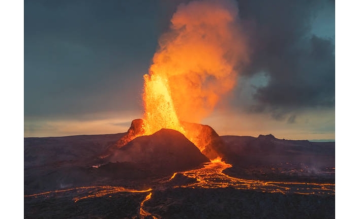 Yanardağ patladı 15 Bin metre yükseklikte duman tabakası oluştu