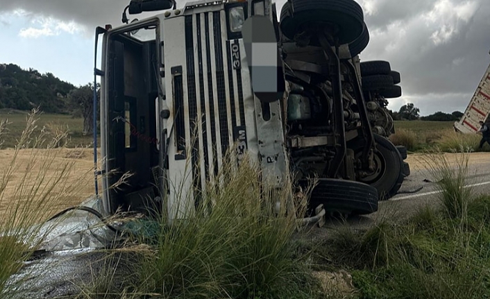 Feci kaza: Arpa yüklü kamyon devrildi sürücü ağır yaralandı