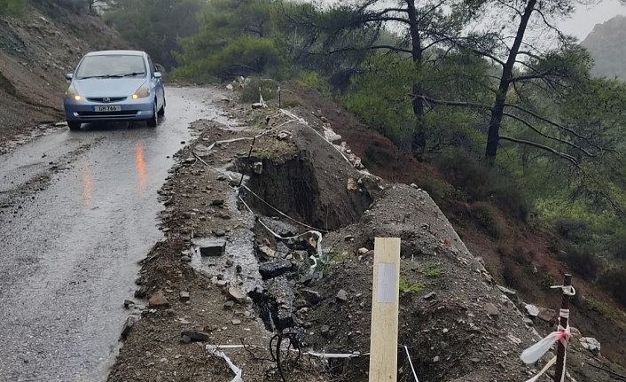 KARŞIYAKA - KOZAN YOLUNDA YOL KAYMASI