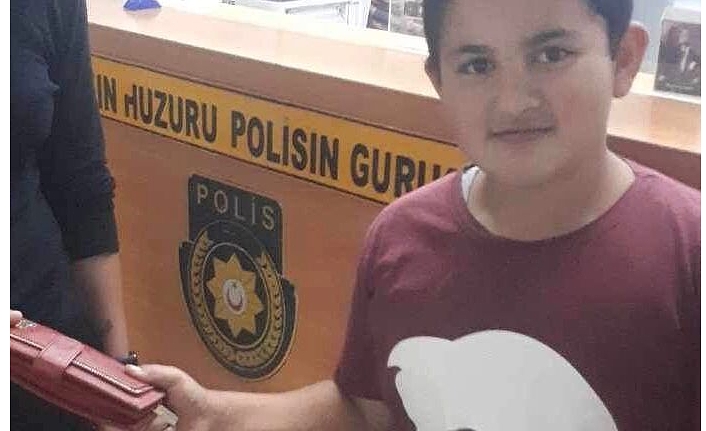 Küçük Berat içi para dolu cüzdanı bulup Polisin yolunu tuttu..