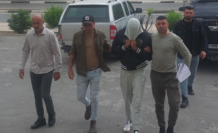 Cep telefonu inceleniyor