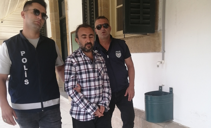 Koltuk altına sapladı