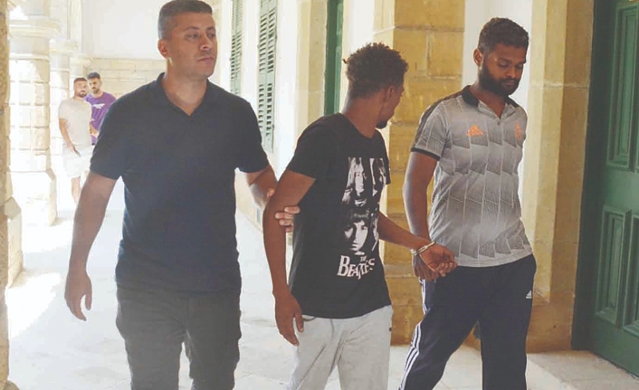 Cüzdanına sakladı