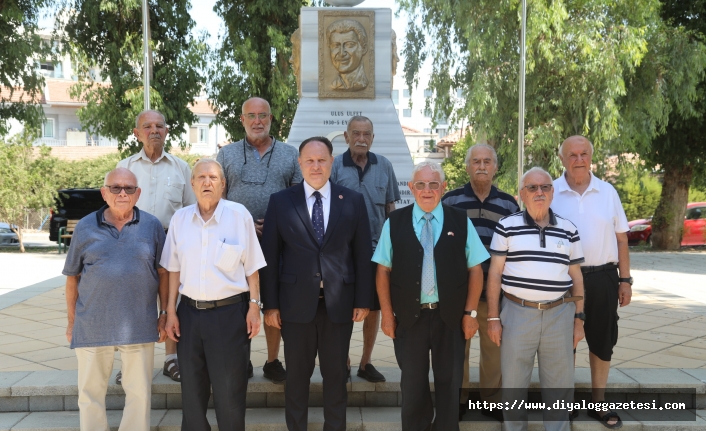 ‘Tarihe bakan bunu görür’