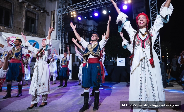 Zahra Sokak’ta müzik ve dans
