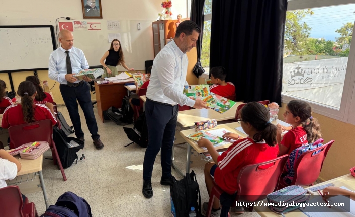 Öğrencilere dağıttı
