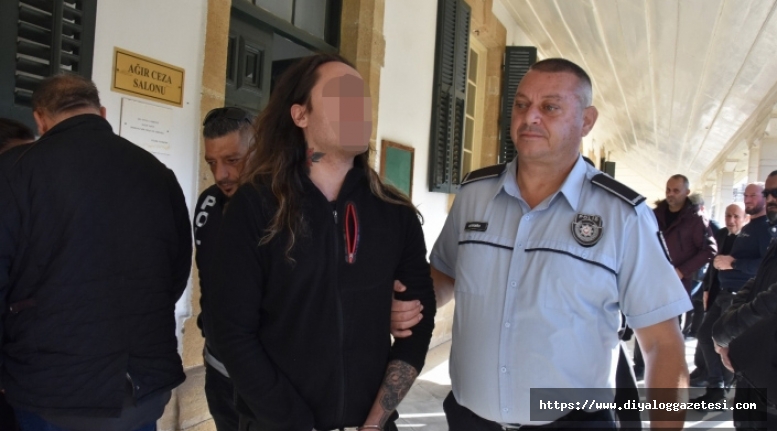 Sürekli bıçak sallıyor