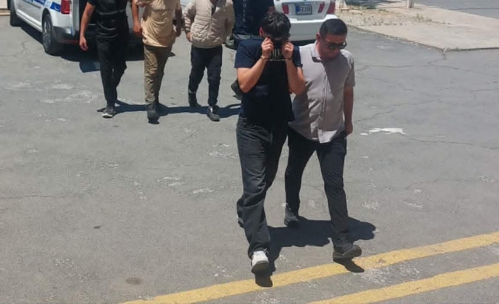 Burnunu kırdı