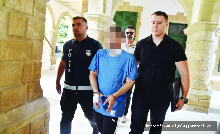 Cep telefonu inceleniyor