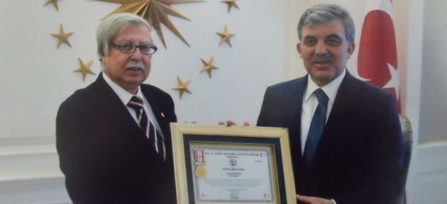 Abdullah Gül’e altın  kaplama madalya
