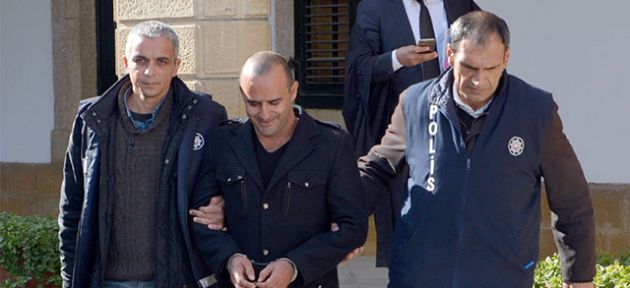  Ağlanacak haline güldü
