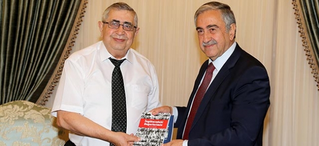 Balıkçıoğlu kitabını Akıncı’ya sundu 