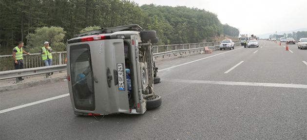 Bariyerlere çarptı devrildi