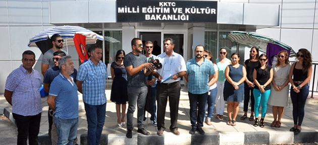  Berova’ya eleştiri  Denktaş’a teşekkür 