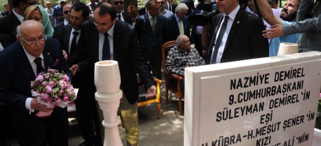 Bir demet gül bıraktı
