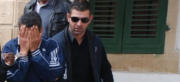 Cezaevinin yolunu tuttu