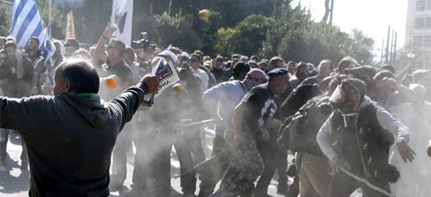  Çiftçilerin öfkesi  Atina’yı yaktı