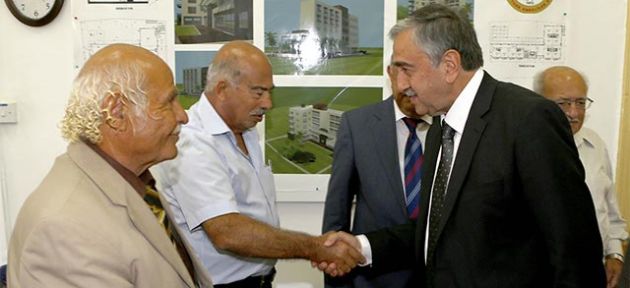 Cumhurbaşkanı adayı Akıncı Emekliler Derneği’ni ziyaret etti