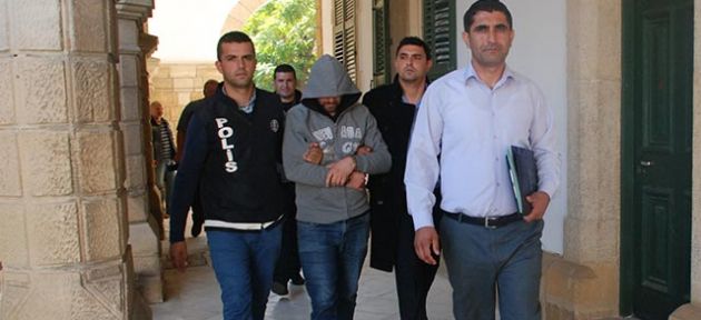 Denize düşen yılana sarılır