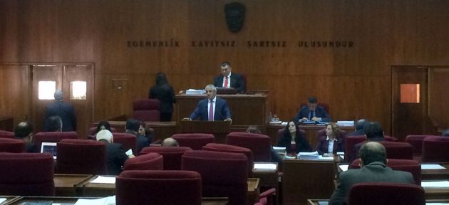 Dosyalar tozlu raflarda
