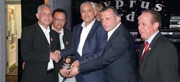 Federasyonlardan plaket takdimi