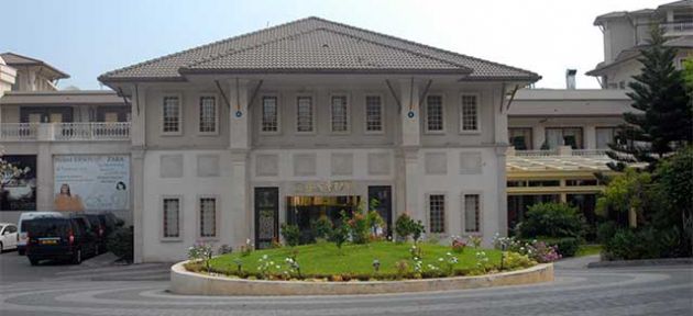 Girne merkezdeki otel'e 51 el ateş edildi