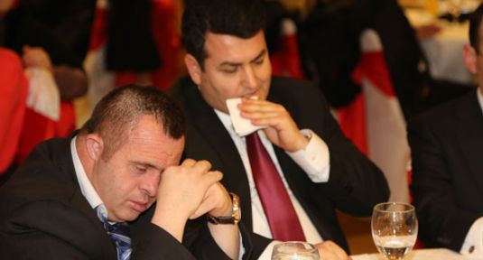 Hem ağlar, hem giderim