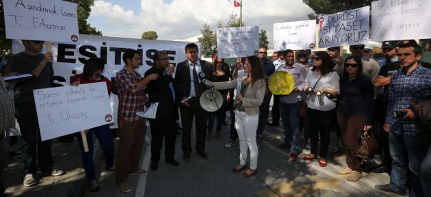 Hükümet protesto edildi 