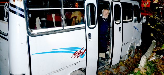 Hurda minibüste yatıyor