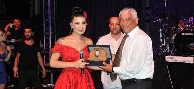 İrem Derici konser verdi