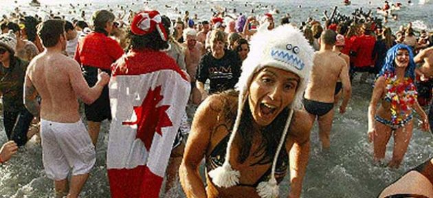 Kanada’da yüzlerce kişi ''buz'' gibi suya girdi
