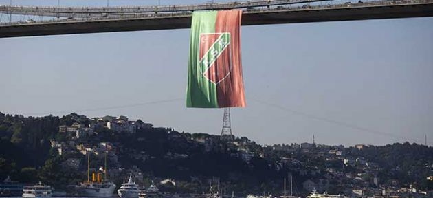 Karşıyaka bayrağı köprüde