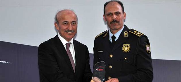 Katkı koyanlara plaket verildi