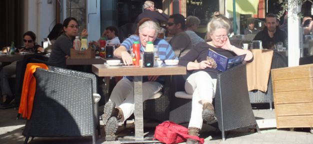 Kıbrıs’ın tadını turistler çıkarıyor