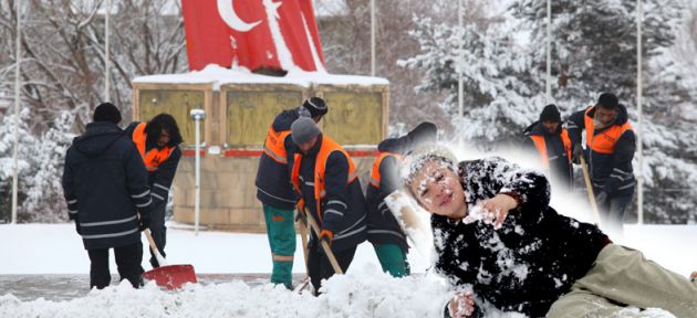 Kimine dert, kimine eğlence