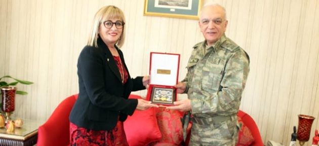 Korgeneral Paç’tan  Merit Lefkoşa’ya ziyaret