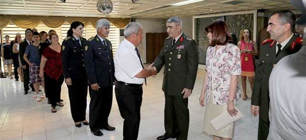 Korgeneral Savaş halkla bayramlaştı