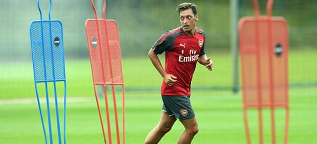 Mesut Arsenal'de kalmak istiyor