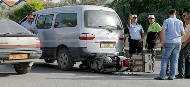 Motosikletle minibüse çarptı