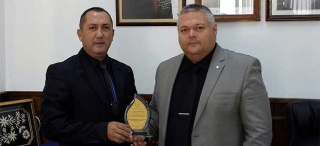 Musaoğulları’ndan Kadirağa’ya plaket