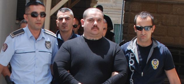 Nefesini tuttu ve kararı dinledi