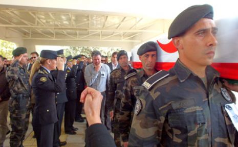 Omuzlarda taşındılar