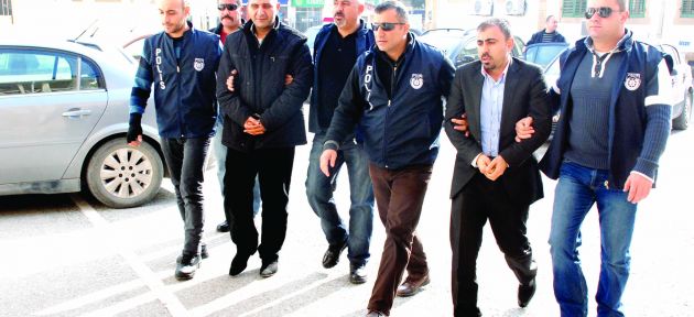 Perde aralanıyor