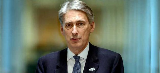 Philip Hammond'a koro halinde saldırı