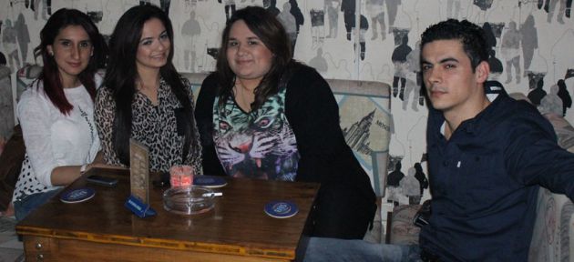Pop müzik eşliğinde sohbet