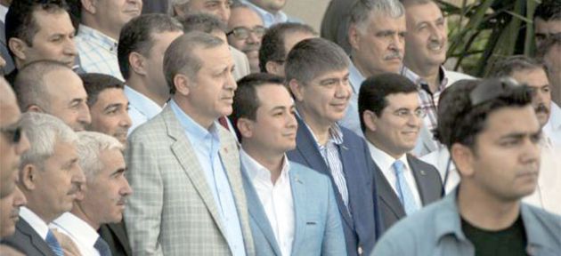 Rozetini Erdoğan taktı