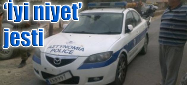 Rum polislerinin araçlarını iade ediyor